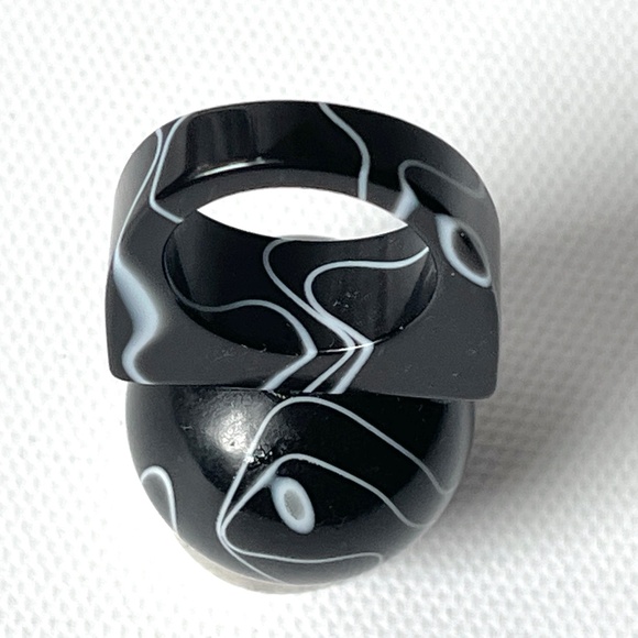 Vintage Size 6.75 Lucite Ring Chunky Ball Top White Black Swirl Statement Unisex - Picture 11 of 12